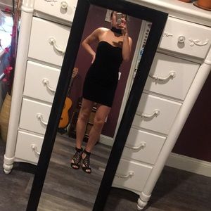 🌸 BRAND NEW- Black Velvet Mini 🌸